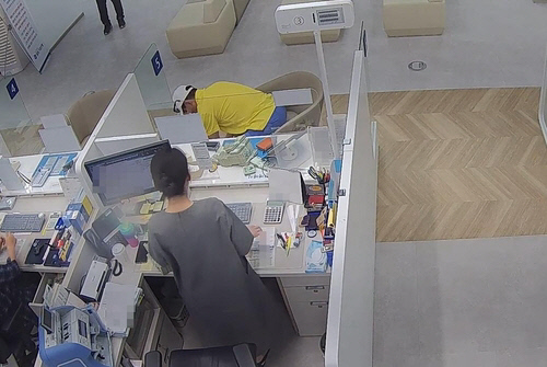 은행에서 현금으로 범죄수익금 중 일부를 현금으로 송금하는 피의자.  서울경찰청 광역수사단 제공